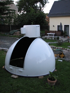 01.08.2007.-Die Kuppel wurde auf der Wiese zusammengebaut, und auf Holzboecken gelagert. Im Hintergrund steht der Unterbau auf der Betonplatte.