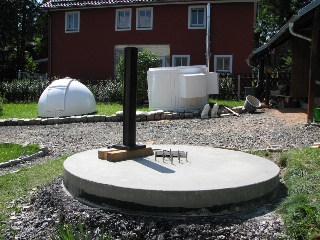 04.08.2007-Die Saeule wird mittels Holzbloecken auf die Hoehe der Fixanker gehoben.