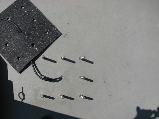 04.08.2007-Hier ist die Antivibrationsmatte kurz vor dem Aufsetzen der Saeule noch einmal zu sehen. Weiter sind die M16 Fixanker zusehen.