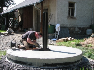 04.08.2007-Die zu langen Fixanker werden mit der Flex gekuerzt.