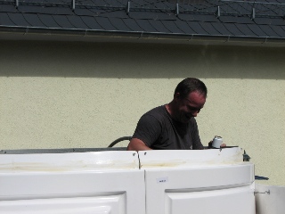 04.08.2007-Nach dem Aufbau des Unterbaus wurde die `Laufbahn� der Kuppel ausreichend gefettet.