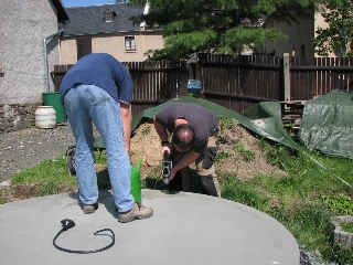 04.08.2007-Der Aufbau des K.F.O. Kleinfriesen Observatory beginnt. Hier werden gerade die Bohrloescher fuer den Unterbau wassergekuehlt gebohrt.
