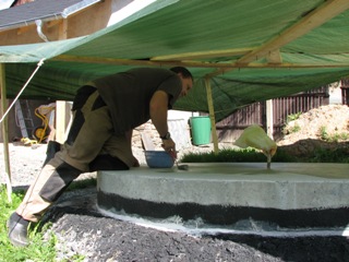 07.07.2007- Die Betonplatte wird angefangen, nocheinmal zu streichen, diesmal erfolgreich!