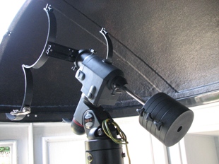 07.08.2007-die Montierung wurde zu Testzwecken eingebaut. Die Teleskopschellen sind ebenfalls jetzt zu sehen. Weiterhin ist der Faedeldraht (PE) zu erkennen.