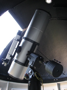 07.08.2007-Testaufbau des Teleskopes abgeschlossen. Zu sehen ist der 10 Zoll Newton F/5, sowie der Leitrefraktor 50/540 (mein erstes Teleskop in meiner Jugend) von Zeiss Jena.