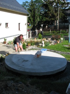 18.06.2007 Grundierung der Bodenplatte mit Tiefengrund. - Das war noch zu fr�h, wie sich sp�ter heraus stellte.