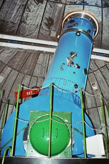 Ansicht von rechts auf das 90cm Teleskop.