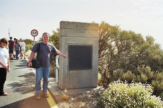 ich vor dem Eingang des Izana Observatoriums