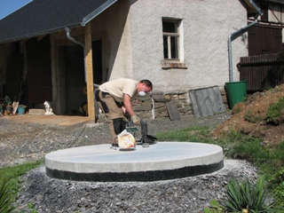 24.06.2007 - Betonplatte mu�te abgeschliffen werden, da sich durch zu fr�hes streichen die Farbe in Blasen abl�ste! -  So ein Mist!