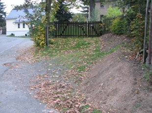 25.08.2007-In einerSchweistreibenden Aktion wurde der Aushub der Sternwarte bei der Nachbarin in deren Einfahrt untergebracht.- Hier rechts zu sehen!