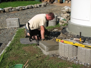 26.08.2007-Arbeiten im Aussenbereich wie Betonsteine setzten und Treppen bauen bestimmten jetzt unseren Tag.