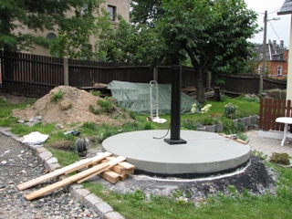 28.07.2007-S�ule wird mittels Rampe auf Betonplatte gefahren. Ausrichtung Nord-S�d folgt danach.