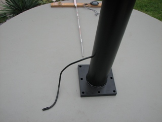 28.07.2007-S�ule wird versucht so genau wie m�glich auszumessen - mit 2 Kompassen! Was auch erreicht wurde. Weiter sieht man die Stromzufuhr. Diese wurde mit F�deldraht in die S�ule ohne gr�ssere Probleme gezogen.