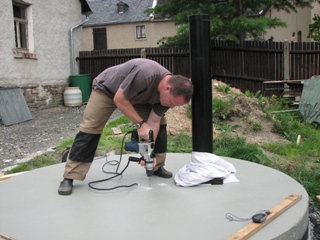 28.07.2007-Die angezeichneten Bohrl�scher f�r die sp�ter eingesetzten M16 Fixanker werden vor und fertig gebohrt. Rechts ist die Holzwasserwaage und die darauf liegenden Kompasse zu sehen.