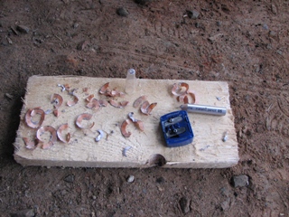 29.07.2007-Dank meiner lieben Frau ihrem Schminkzeug, konnte ich auch auf der Antivibrationsmatte meine L�scher anzeichnen(Ich hatte keinen anderen Stift, um darauf anzuzeichnen!).