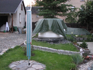 31.07.2007-Das Observatorium wurde angefangen mit der Aufstellung. Abdeckung mit Plane gegen Regen. Links ist die abgedeckte Saeule und die Kuppel in der Garage zu sehen.