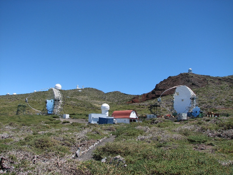 Die zwei 17m im Durchmesser messenden MAGIC Teleskope. Jedes der Teleskope kann sein Gewicht von ca.6 Tonnen Aluminium in ca.17 Sekunden an jede Stelle des Himmels positionieren! Leider starb am rechten Teleskop ca. 1 Woche nach unserem Urlaub auf La Palma ein Astronom durch Absturz am Teleskop. Er war auch wie ich 35 Jahre...