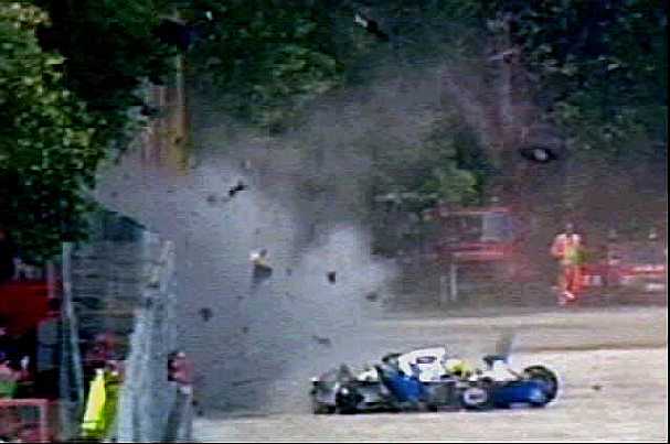 1994 Imola - Groer Preis von San Marino - Ayrton Senna verunglckt tdlich bei Tempo ca. 280Km/h in der Tamborello Kurve. Dies traf mich als echter Senna Fan zu tiefst. An jedem 1.Mai denke ich an Ayrton Senna und trage ihm zu Ehre ein echtes Senna T-Shirt!