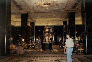 im Hotel Walldorf Astoria - rechts ist mein Freund zu sehen